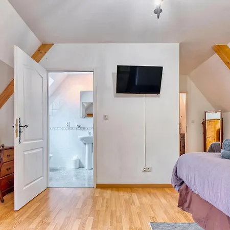 Gorgeous Home In Tremolat Hébergement de vacances