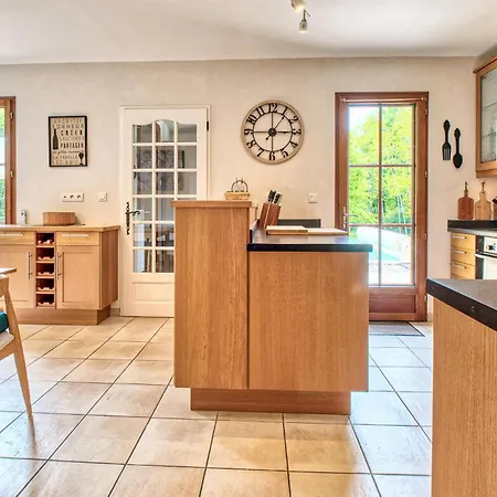 Gorgeous Home In Tremolat Hébergement de vacances *